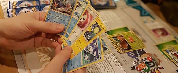 đồ chơi pokemon siêu hot là thẻ bài