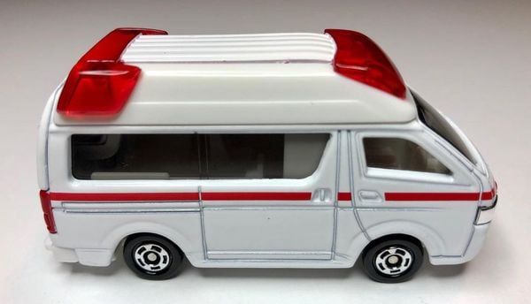 Đồ chơi mô hình xe Tomica No. 79 Toyota Himedic Ambulance xe cứu thương màu đỏ trắng thiết kế đẹp mắt chất lượng tốt chính hãng mua làm quà tặng trưng bày sưu tầm
