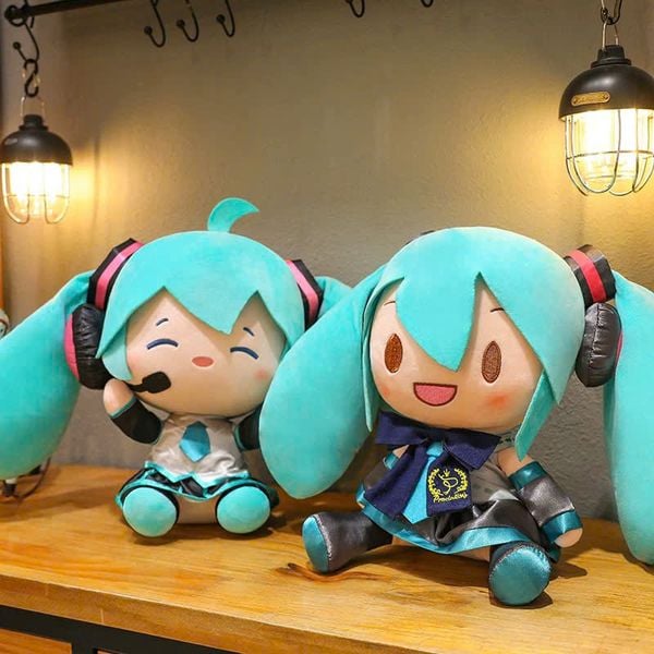 Gấu Bông Vocaloid Hatsune Miku 30cm mềm mại và dễ thương, thích hợp để trang trí phòng ngủ hoặc góc học tập