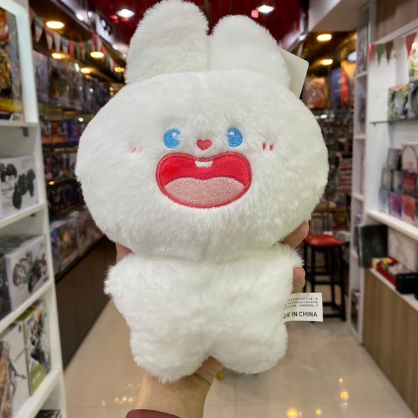 Thú bông thỏ trắng 20cm mang lại sự mềm mại và dễ thương, thích hợp để trang trí phòng ngủ hoặc góc học tập