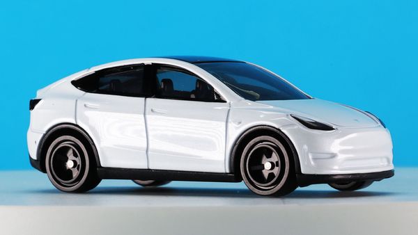 Tomica No. 28 Tesla Model Y Special First Edition thiết kế sang trọng, chi tiết sắc nét và màu sơn nổi bật