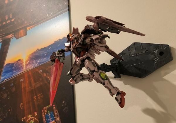 Gundam gắn tường