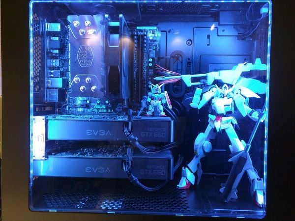 Gundam trong thùng máy tính