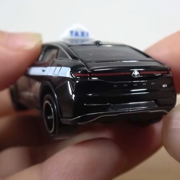 Xe mô hình Tomica Event 14 Toyota Crown Crossover nShop giao hàng trong ngày