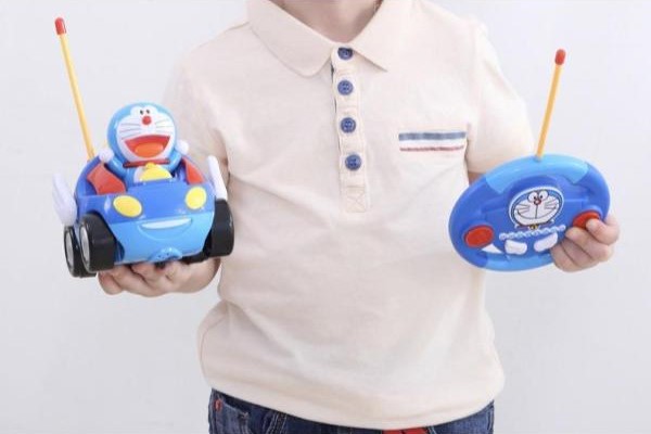 Xe đua điều khiển từ xa Doraemon Red pin sạc làm quà tặng sinh nhật lưu niệm cho bé