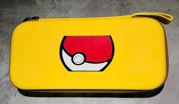 Bóp đựng Nintendo Switch OLED Pokemon Pikachu Kỷ Niệm 20 Năm có ngăn đựng băng game tiện lợi bảo vệ máy chắc chắn