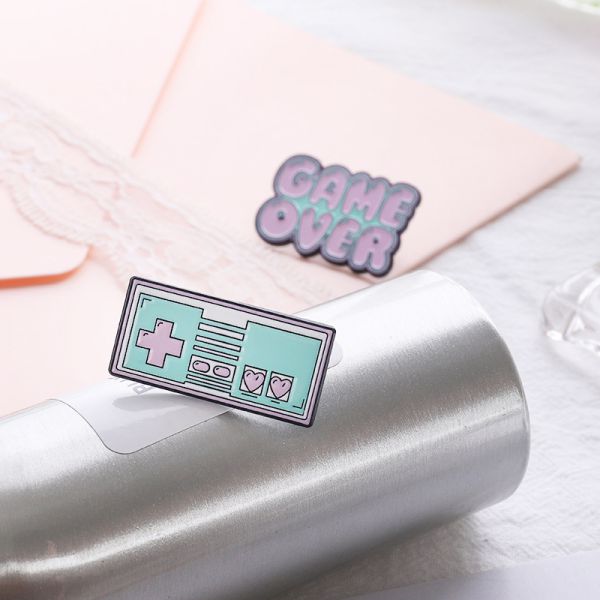 Huy hiệu kim loại đính áo hình Game Retro