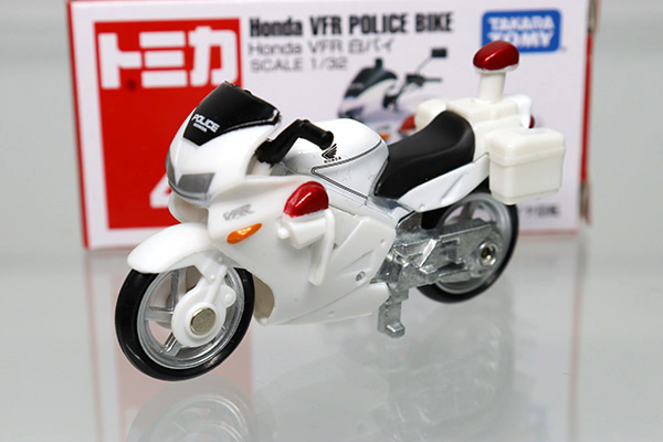 Xe mô hình Tomica No. 4 Honda VFR Police Bike thích hợp làm quà tặng lưu niệm