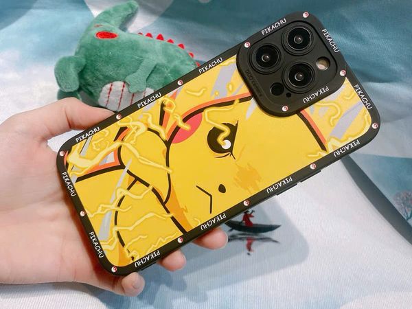 Chọn mua ngay Ốp Điện Thoại iPhone 16 ProPro Max Pokemon Pikachu Phẫn Nộ để vừa bảo vệ máy, vừa thể hiện phong cách riêng
