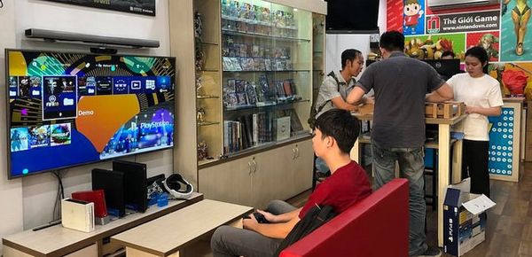 Khách mua máy PS4 tại cửa hàng game nShop đại lý chính hãng Sony Việt Nam