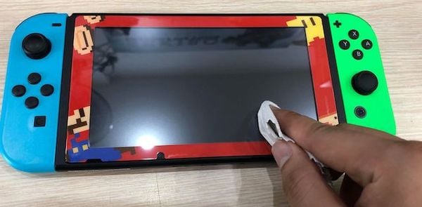 Clean the surface of the Nintendo Switch glass