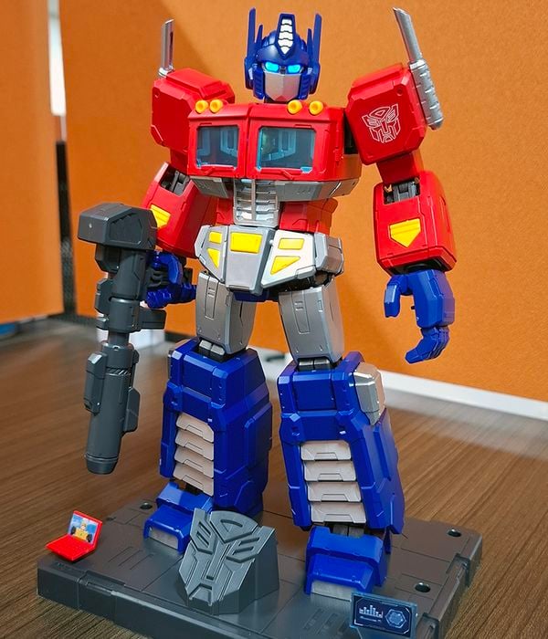Transformers Model Kit AE01 - G1 Optimus Prime 18cm Luminous Eyes Blokees 71156 mô hình đẹp, chất lượng cao, chính hãng đang có tại nShop