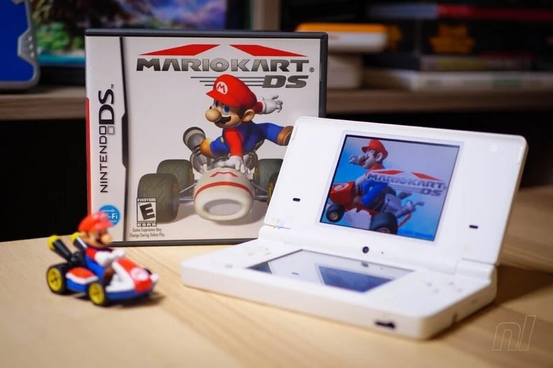 Nintendo ra mắt DS Lite với kiểu dáng đẹp hơn