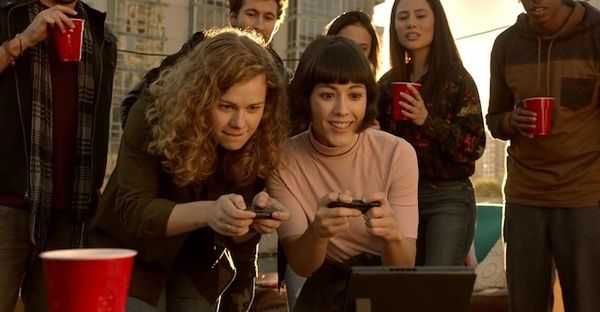 Máy Nintendo Switch cùng nữ game thủ