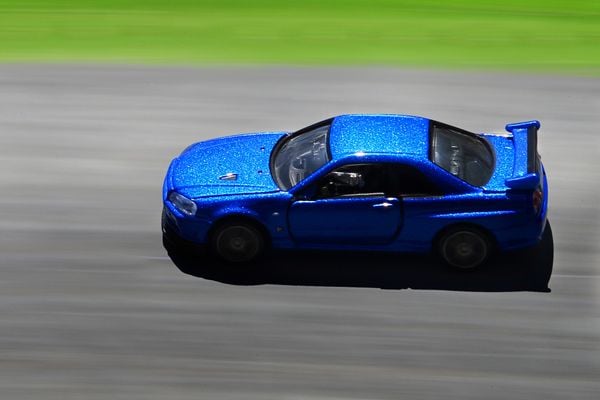 Sưu tầm mô hình xe Tomica Premium No. 11 Nissan Skyline GT-R V-Spec II Nur chi tiết màu sơn đẹp mắt