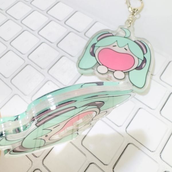 Móc khóa acrylic lắc Hatsune Miku ăn hành là lựa chọn hoàn hảo để trang trí hoặc làm quà lưu niệm ý nghĩa