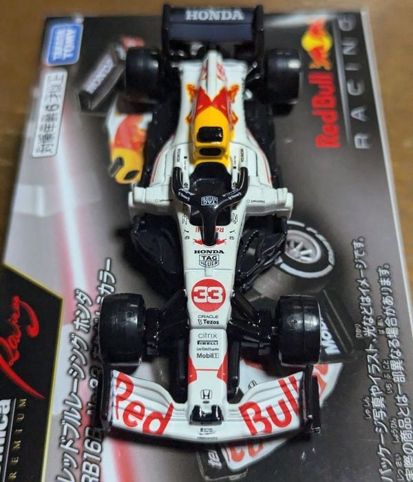 Đồ chơi mô hình Xe Tomica Premium Racing Red Bull Racing Honda RB16B No. 33 Arigato màu sơn thiết kế đẹp mắt