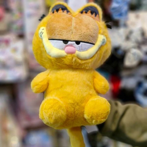 Gấu bông mèo béo Garfield với kiểu dáng ngộ nghĩnh, phụ kiện trang trí lý tưởng cho góc học tập hoặc phòng ngủ