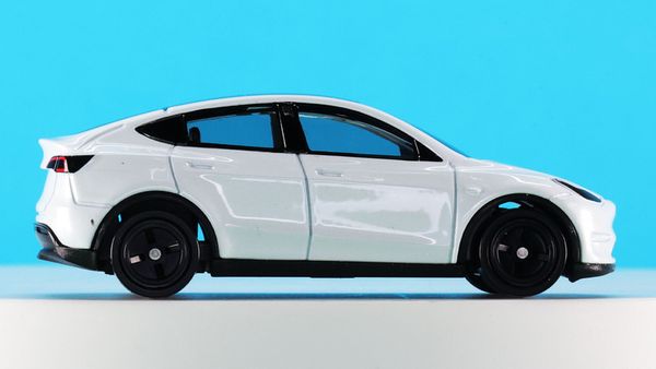 Mô hình xe đồ chơi Tomica No. 28 Tesla Model Y Special First Edition cao cấp từ hãng Takara Tomy