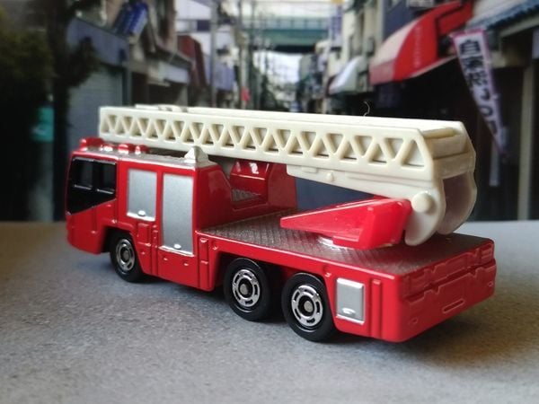 Đồ chơi mô hình xe Tomica No. 108 Hino Aerial Ladder Fire Truck xe chữa cháy xe thang màu đỏ trắng đẹp mắt chất lượng tốt mua làm quà tặng trang trí góc làm việc