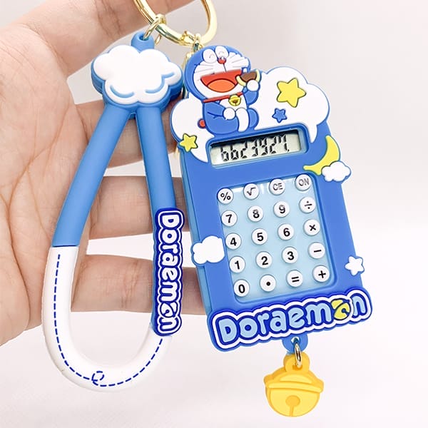 Phụ kiện móc khóa hình Doraemon kiêm máy tính làm quà tặng nam nữ