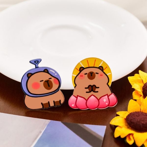 Pin cài áo acrylic hình Capybara có sẵn tại nShop