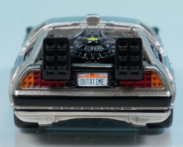 Tomica Premium Unlimited 07 Back To The Future DeLorean Time Machine thiết kế tinh xảo, tôn vinh vẻ đẹp của chiếc xe thật