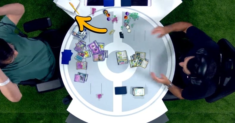 Chuẩn bị sổ bút để ghi chép khi thi đấu Pokemon TCG