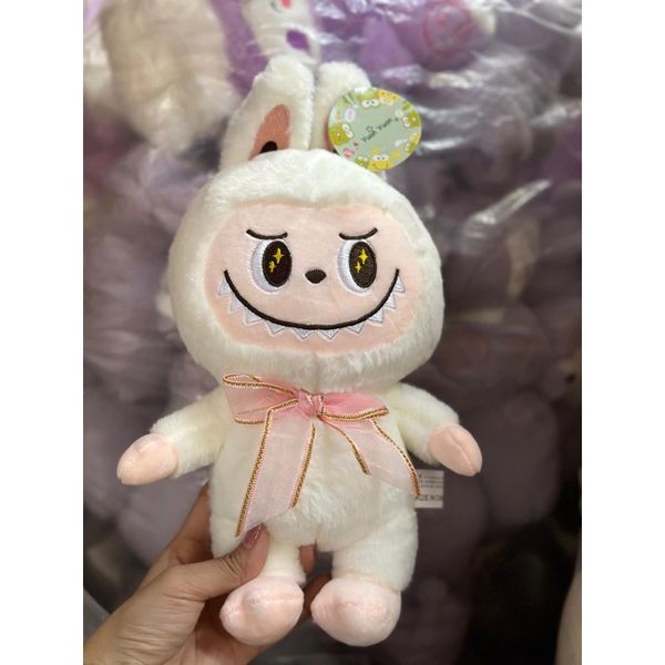 Gấu bông Labubii 30cm với đôi mắt long lanh, kiểu dáng ngộ nghĩnh, là sản phẩm được yêu thích hiện nay
