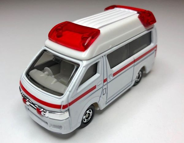 Đồ chơi mô hình xe Tomica No. 79 Toyota Himedic Ambulance xe cứu thương cứu hộ màu đỏ trắng đẹp mắt chất lượng tốt giá rẻ mua trưng bày trang trí sưu tầm chính hãng nhật bản