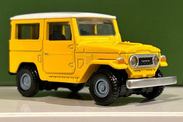 Đồ chơi mô hình xe Tomica Premium 04 Toyota Land Cruiser xe hơi thể thao màu vàng thiết kế đẹp mắt chất lượng tốt chính hãng giá rẻ mua trưng bày trang trí góc học tập bàn làm việc