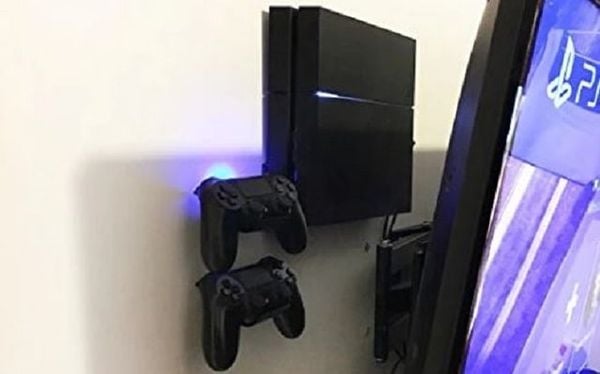 the PS4 wall mount heats up the device
