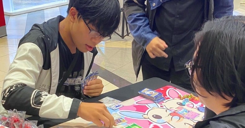 Tham gia sự kiện trải nghiệm thẻ bài hololive Pokemon Ultraman tại Weeboo Aeon Mall Bình Tân