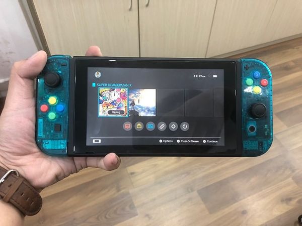 Trên tay máy trong suốt Nintendo Switch màu xanh ngọc