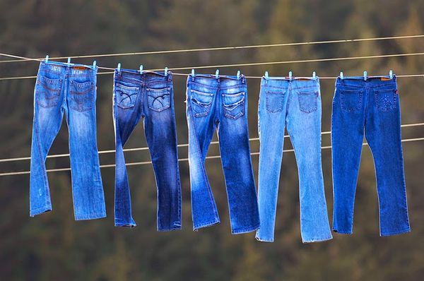 Cách giữ cho quần jeans nam không bạc màu
