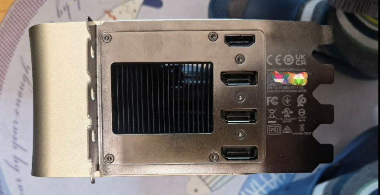 Lộ diện Card đồ họa quad-slot GeForce RTX 4090Ti/TITAN 800W của NVIDIA.