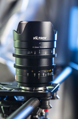 Có cần mua một chiếc cine lens hay không?