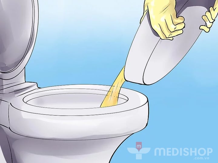 Đổ chất thải sau khi sử dụng bô vệ sinh