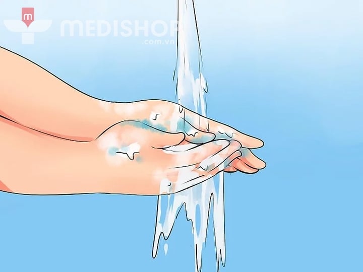 Rửa tay sạch sau khi sử dụng bô vệ sinh