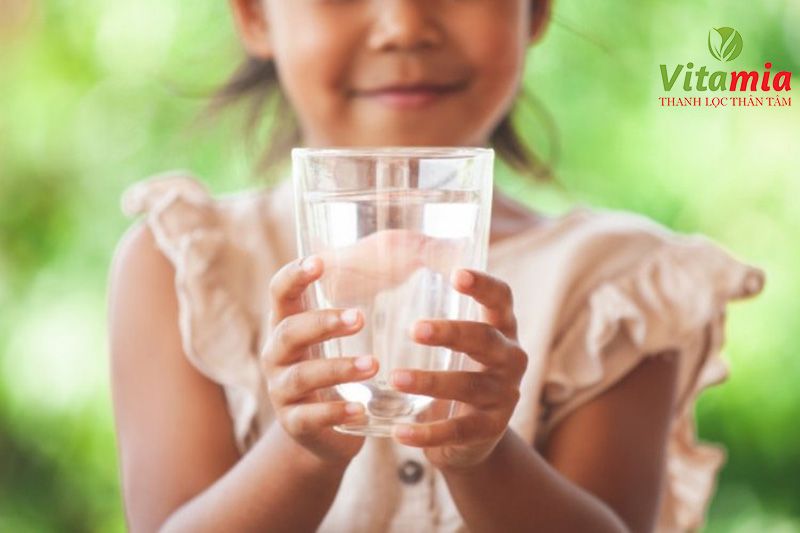 Trẻ em có nên dùng nước ion kiềm không? Hướng dẫn sử dụng nước ion kiềm đúng cách giúp trẻ phát triển tốt