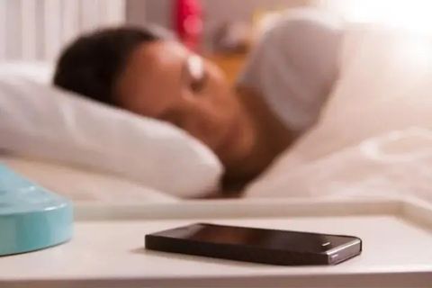 Tắt sóng điện thoại khi ngủ để giảm bức xạ và phòng chống ung thư