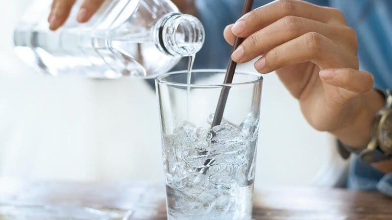 Uống nước đá nhiều có tốt không? Lợi ích và rủi ro khi uống