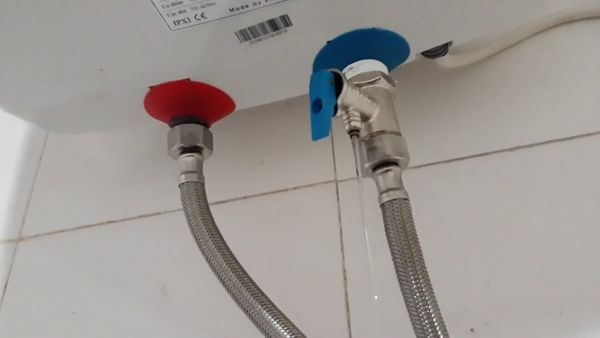 Cách khắc phục khi bình nóng lạnh không ra nước nóng: vệ sinh vòi dẫn nước, loại bỏ bụi bẩn gây tắc nghẽn