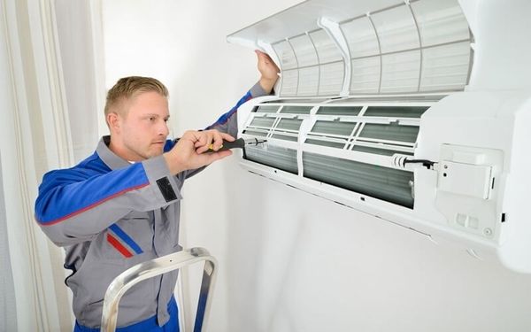 Giải pháp khắc phục máy lạnh có mùi hôi: kiểm tra ống dẫn nước xả cùng với đường ống dẫn khí gas