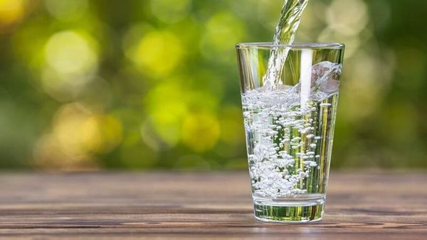 bà bầu nên uống nước gì: Nước lọc