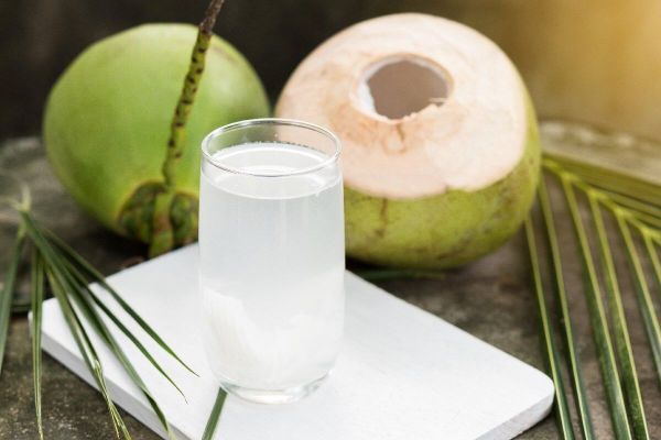 Buổi sáng nên uống gì: Nước dừa