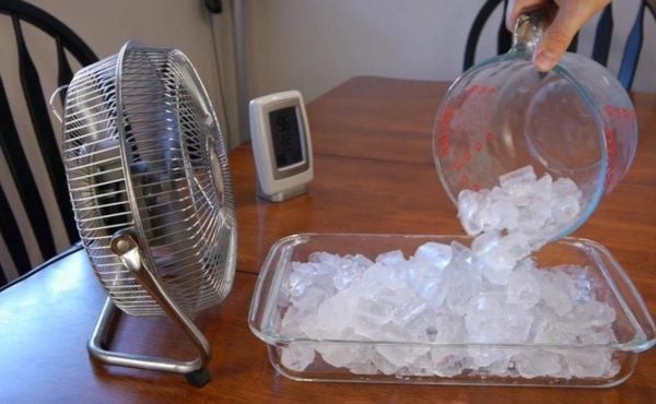 Đặt đá lạnh trước quạt giúp làm mát phòng nhanh chóng