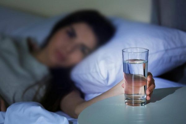 Có nên uống nước trước khi đi ngủ không?