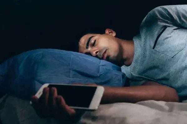 Hạn chế sử dụng điện thoại trước khi đi ngủ