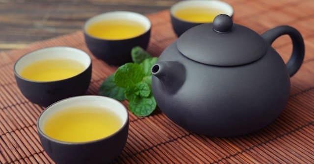 Không nên uống nước trà xanh khi bị sốt
